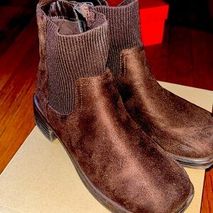 Kids suede brown boots. Good condition.